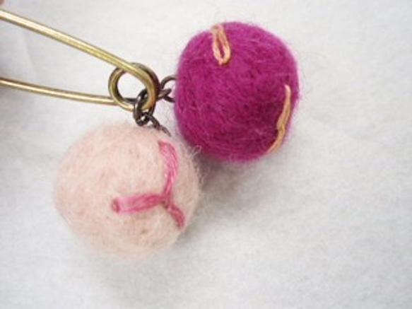 羊毛フェルトのストールピン（ピンク＆赤紫） 2枚目の画像