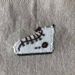 コットンリネンエプロン（スニーカーの刺繍入り） 2枚目の画像