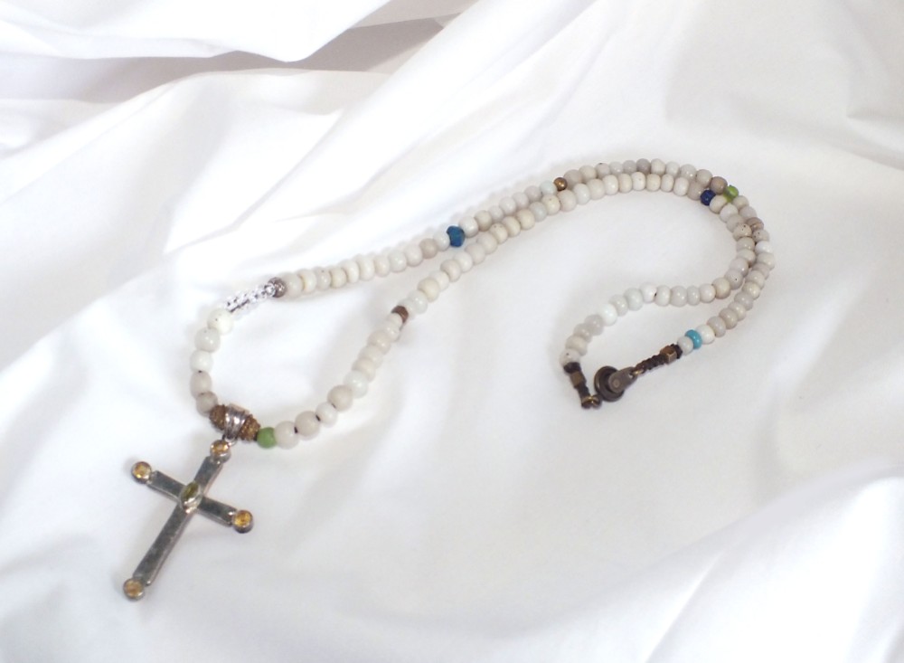 ペリドット・トパーズのシルバークロスとアンティークガラスビーズネックレス