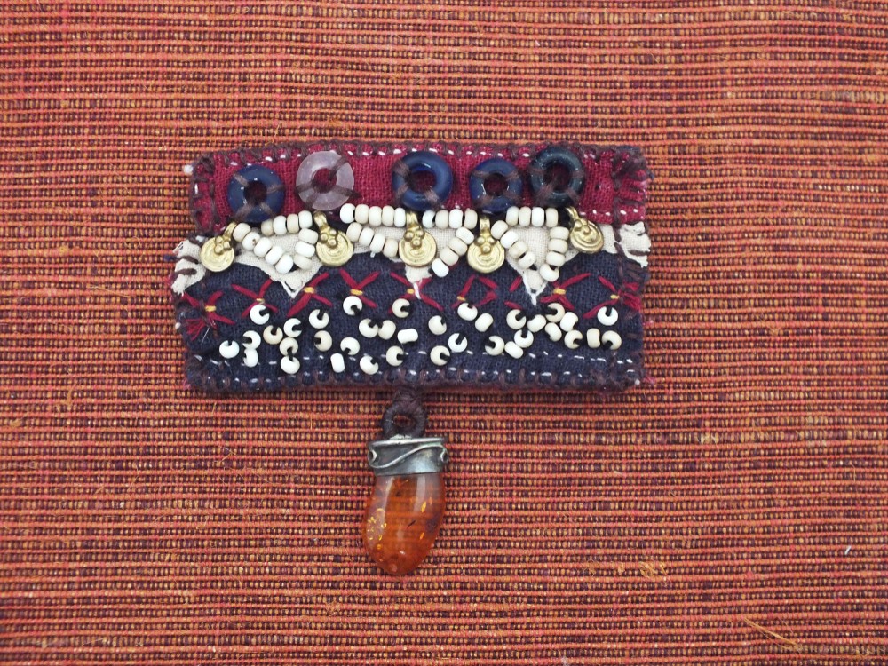 ネパール琥珀とインド古布のハンドステッチブローチ