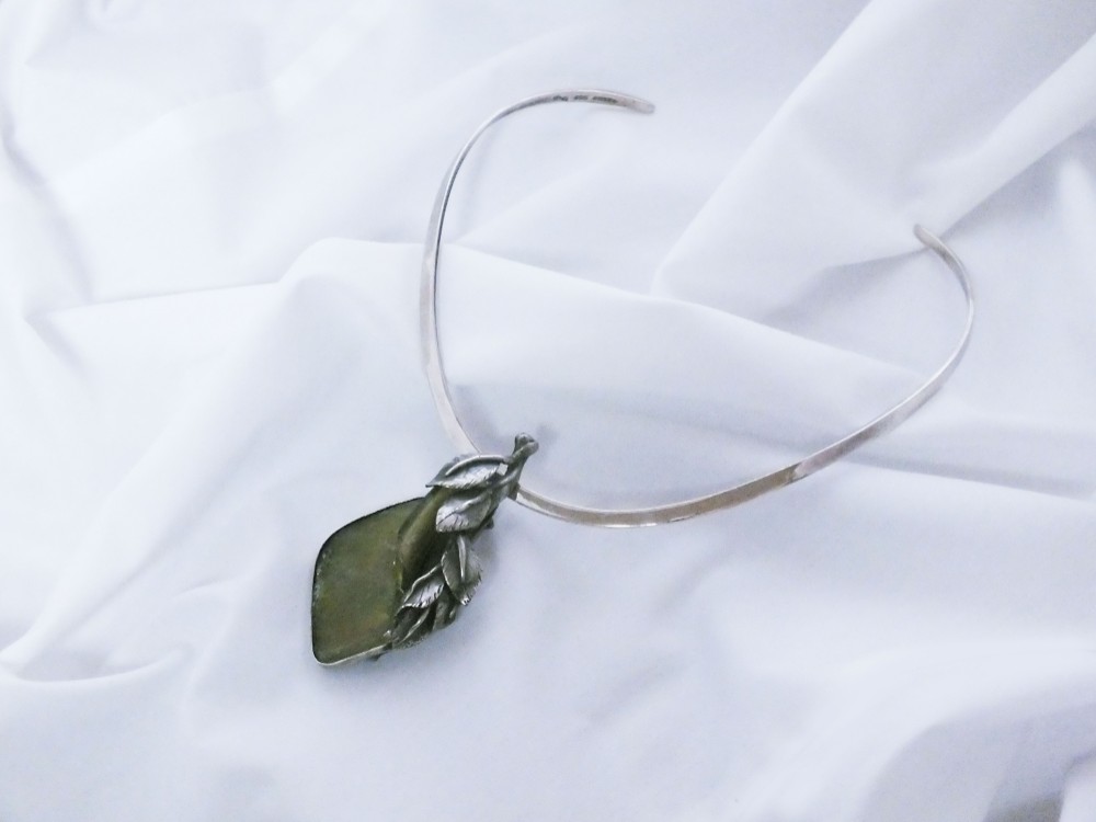 シルバー細工ローマングラスのブローチチョーカー