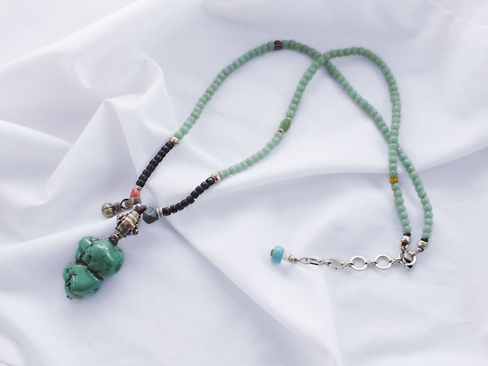 ターコイズペンダントトップのアンティークビーズネックレス