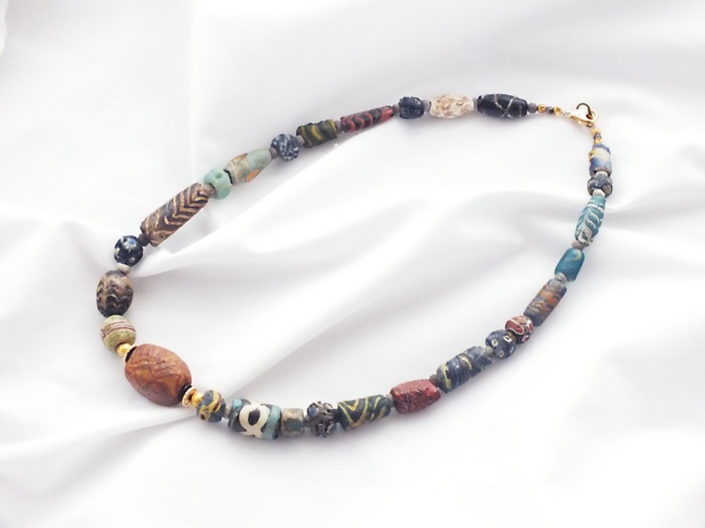 中世モザイクビーズのネックレス