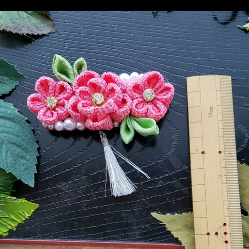 再販受付中　つまみ細工帯留め　根付け　摘まみ細工　　　(きなり) 再販受付 つまみ細工 帯留め 帯飾り 白色 金 - メルカリ