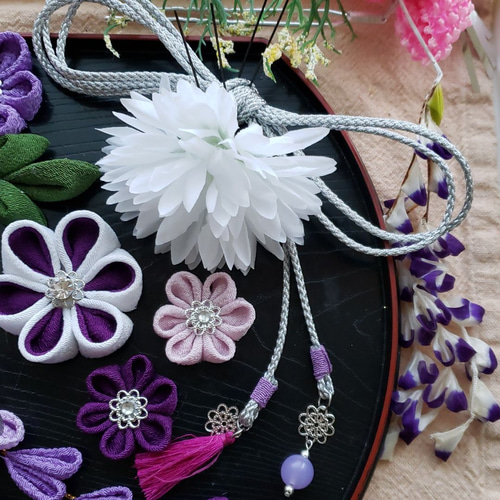 つまみ細工髪飾り 摘まみ細工藤の花 紫 白 銀 紐 着物 ⭐~楓樺 つまみ細工髪飾り 摘まみ細工藤の花 紫 白 銀 紐 着物 ⭐~楓樺