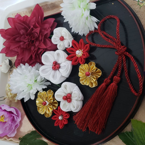 再販受付中つまみ細工髪飾り　摘まみ細工　赤黒金 つまみ細工 髪飾り 赤 黒 緑 和婚 引振袖 成人式 振袖 卒業式 袴