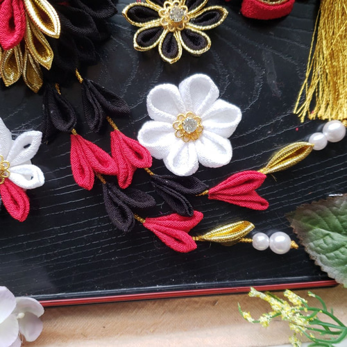 つまみ細工髪飾り 摘まみ細工 赤 金 黒 センス タッセル 着物 ⭐～楓樺