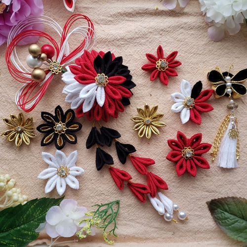 再販受付中つまみ細工髪飾り　摘まみ細工　赤黒金 ☆再販受付中☆つまみ細工髪飾り(成人式、卒業式、七五三、着物、結婚