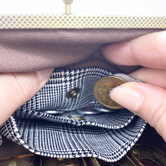 並んだコインがま口（コインキャッチャー付き）☆キルティングベージュチェック柄手編みの外ポケットタイプ☆◎お札二つ折り対応 4枚目の画像