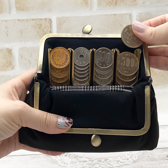 並んだコインがま口（コインキャッチャー付き）☆黒ドット柄☆～小銭を整理整頓便利財布～コンパクト財布 1枚目の画像