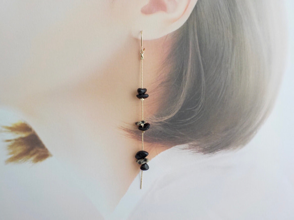 ブラックスピネル×ダルメシアン＊天然石のロングチェーンシリーズ【14kgf/pierce or earring】 4枚目の画像