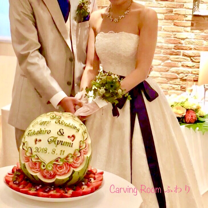 結婚式はスイカ入刀でお祝いしましょう！ビックな大玉スイカで！ハッピーウェディング！オーダーフルーツカービングAデザイン