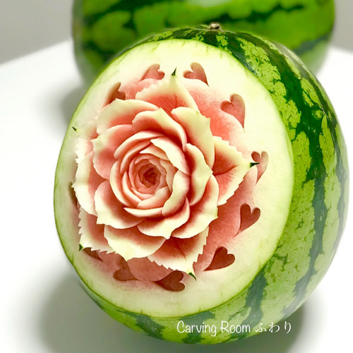 スイカに薔薇をカービング。大輪のバラは華やかです。見る人に