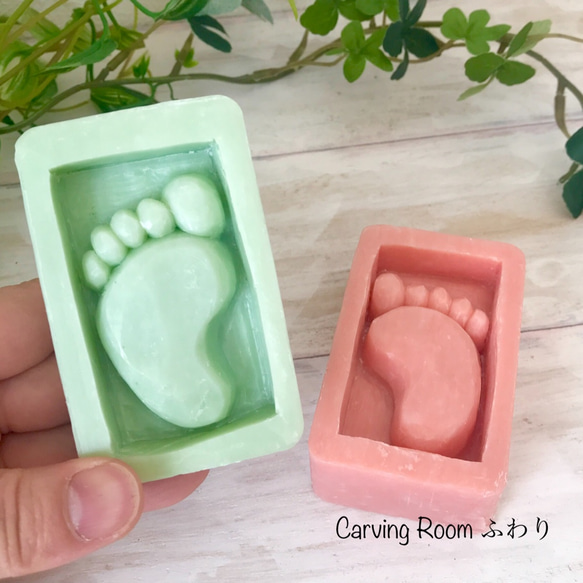 【ソープカービング】【2個】赤ちゃんを迎える楽しみを！石鹸に赤ちゃんの足型を彫りました　出産祝い　誕生日　プレゼント 1枚目の画像