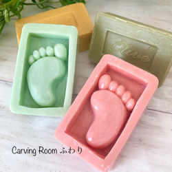 【ソープカービング】【2個】赤ちゃんを迎える楽しみを！石鹸に赤ちゃんの足型を彫りました　出産祝い　誕生日　プレゼント 2枚目の画像