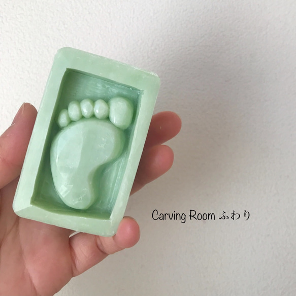 【ソープカービング】【2個】赤ちゃんを迎える楽しみを！石鹸に赤ちゃんの足型を彫りました　出産祝い　誕生日　プレゼント 9枚目の画像
