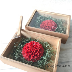 【ソープカービング】ギフト　石鹸で作った赤いカーネーション　木枠ケース　本物のようでいて 枯れないお花　プレゼント 2枚目の画像