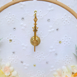 ❋花時計❋刺繍枠　掛時計　ビタミンカラー 2枚目の画像