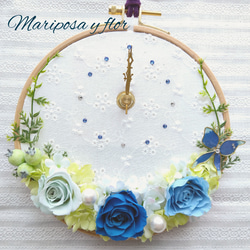 ❋花時計❋刺繍枠　掛時計　鮮やかなブルー 1枚目の画像