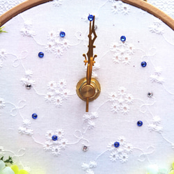❋花時計❋刺繍枠　掛時計　鮮やかなブルー 2枚目の画像