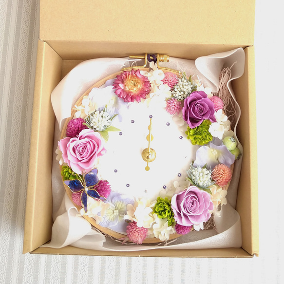 ❋花時計❋刺繍枠　掛時計　上品なパープル　リース型 3枚目の画像