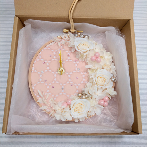 ❋ホワイトフラワー♡花時計❋ 刺繍枠 クレセント型 掛け時計