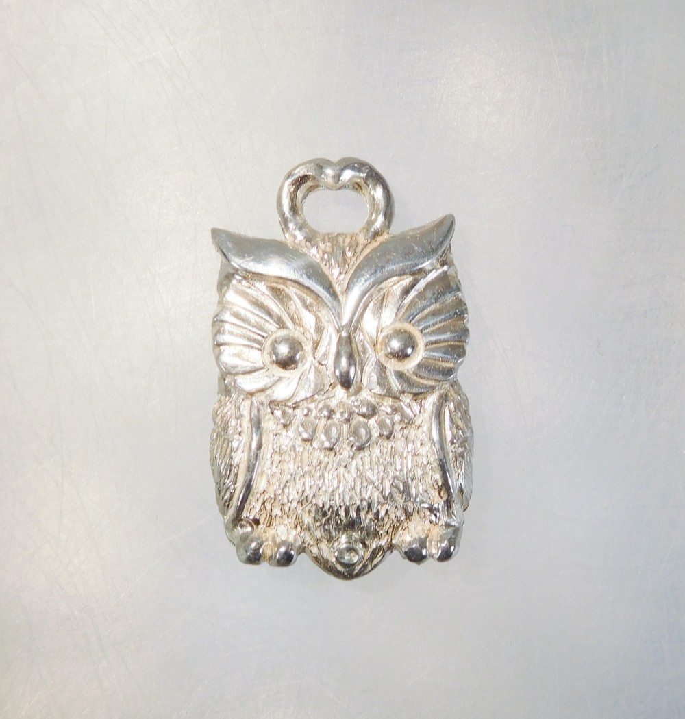 【大幅 値下げしました！！】「シルバー　ふくろう　microSDカードケース型」ペンダントトップのみ