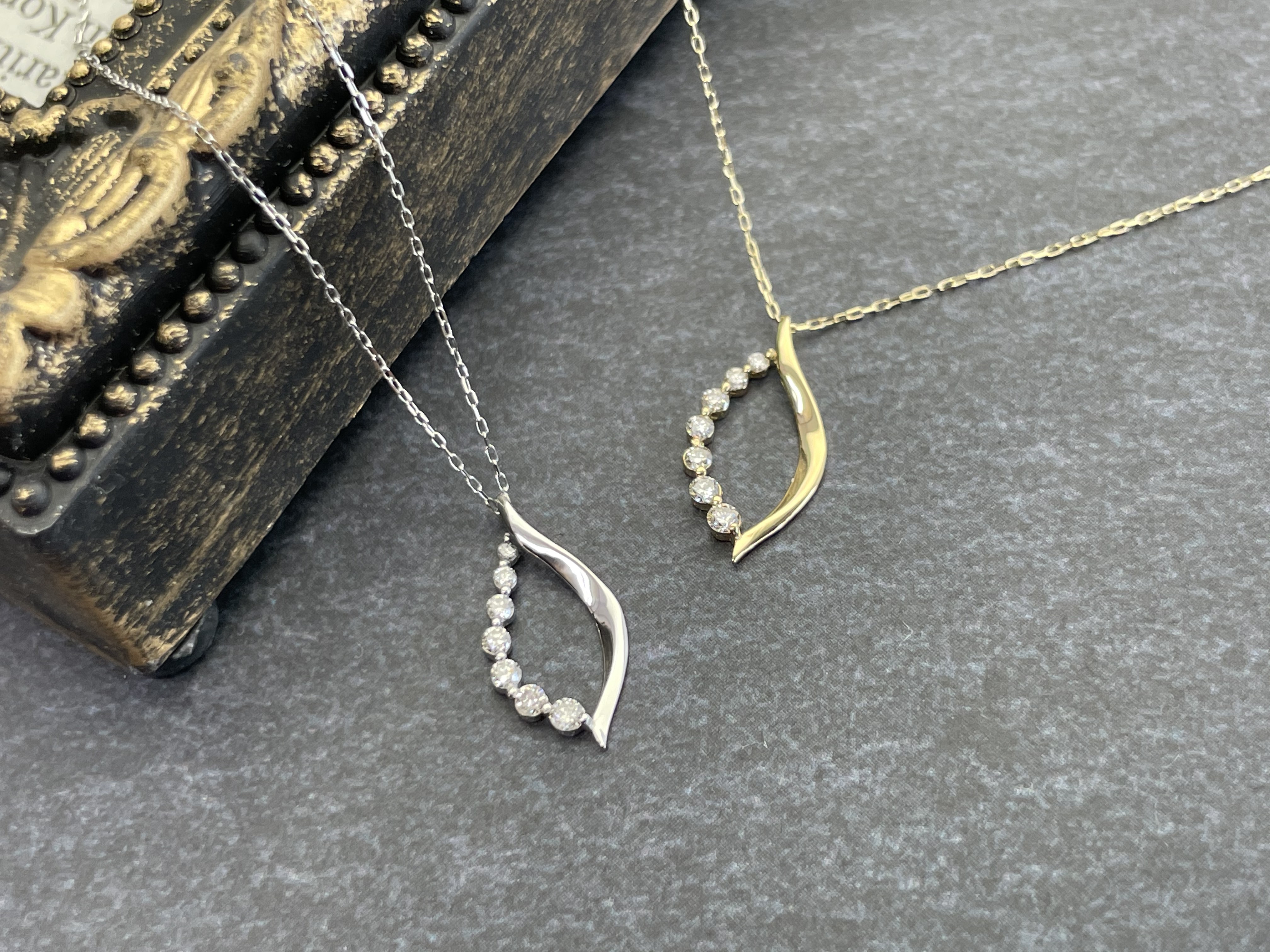 ～ハーフラインリーフ～  No.3020  PT/K18YG  ダイヤモンド  ペンダントネックレス