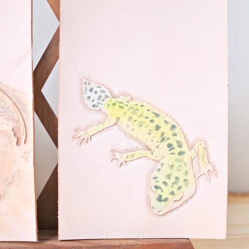 本革の凸凹絵葉書 レオパ(ヒョウモントカゲモドキ)[レザー 本革の凸凹絵葉書 レオパ(ヒョウモントカゲモドキ)[レザー