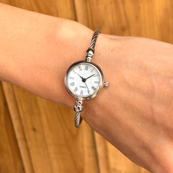 ブレスレット バングル腕時計 ローマ数字 ホワイト文字盤 シルバーカラー 2枚目の画像