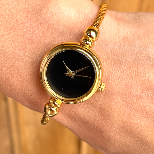 【閉店セール 50% OFF】ブレスレット バングル腕時計 シンプル ブラック文字盤 ゴールドカラー 2枚目の画像