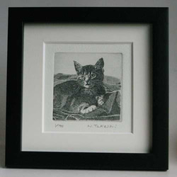 布の上の子猫/ 銅版画 (額あり） 1枚目の画像