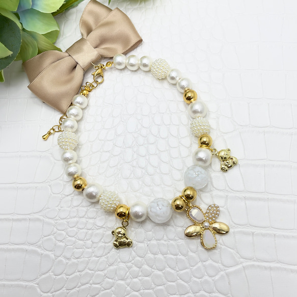 白いお花とベネチアンビーズ　ペットのための可愛いネックレス 1枚目の画像