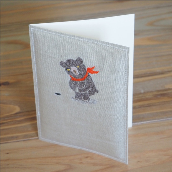 送料無料「クマのぷっくりカード（二つ折り）」〜麻・紙・刺繍・ハンドメイド〜 3枚目の画像