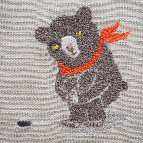 送料無料「クマのぷっくりカード（二つ折り）」〜麻・紙・刺繍・ハンドメイド〜 4枚目の画像