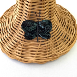 スパンコールの蝶々ブローチ 2枚目の画像
