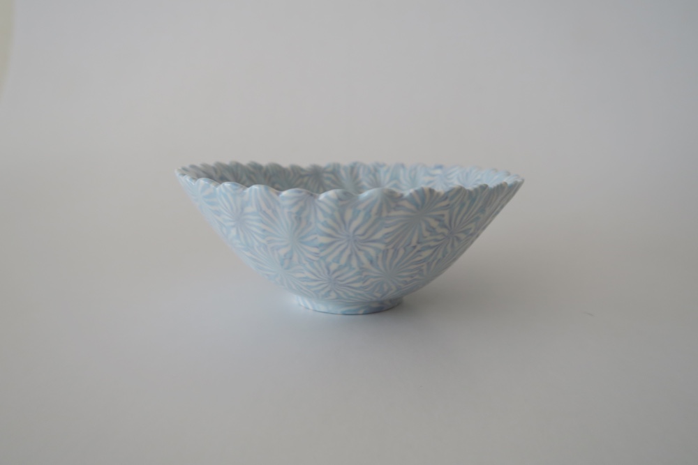 【花小鉢】　ご飯茶碗　練り込み 輪花鉢　１４cm（ブルー×パープル）