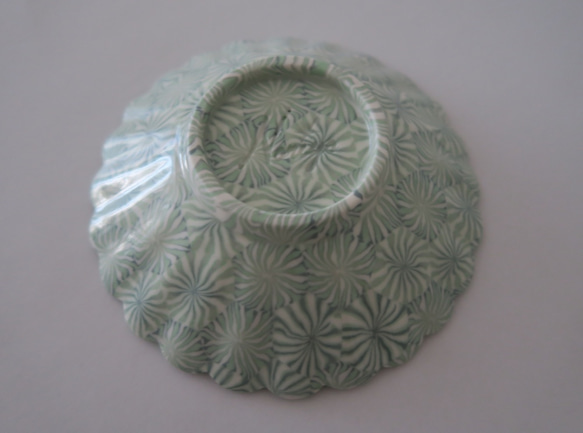 【花小皿】　練り込み　輪花皿　１３.５cm（グリーン×イエローグリーン） 3枚目の画像
