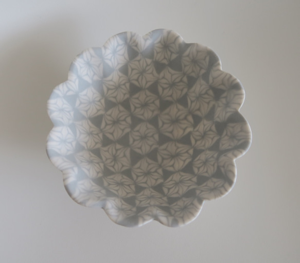 【麻の葉】中鉢　練り込み　輪花鉢　１３.５cm（グレー） 2枚目の画像