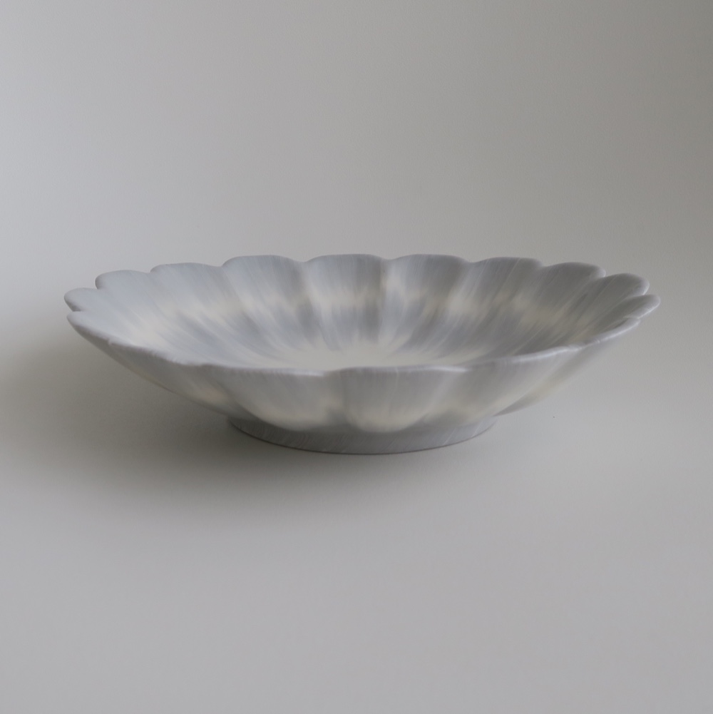 【花皿】中皿　練り込み　輪花皿　１９cm（グレー）