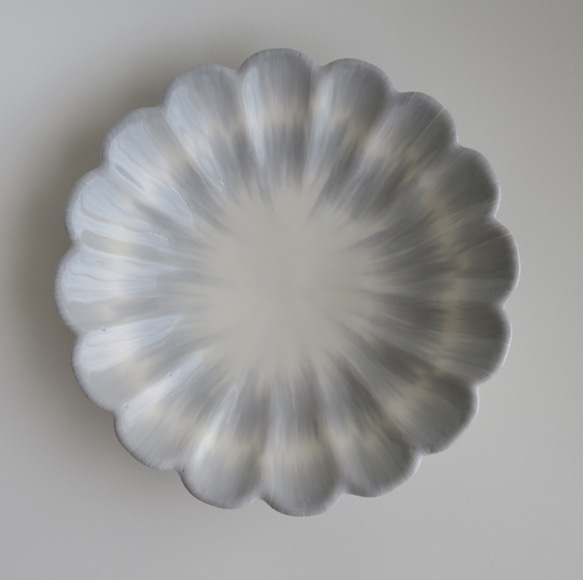 【花皿】中皿　練り込み　輪花皿　１９cm（グレー） 2枚目の画像