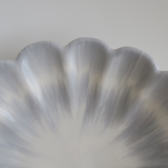 【花皿】中皿　練り込み　輪花皿　１９cm（グレー） 4枚目の画像