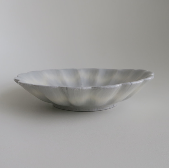 【花皿】中皿　練り込み　輪花皿　１９cm（グレー） 1枚目の画像