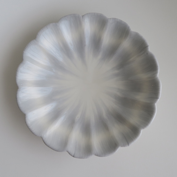 【花皿】中皿　練り込み　輪花皿　１９cm（グレー） 2枚目の画像