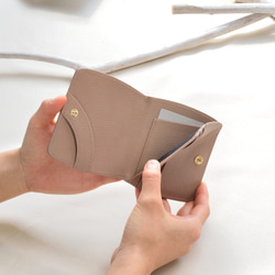 ほんのりまるいコンパクト折り財布：アイボリー　シュリンクレザー 6枚目の画像