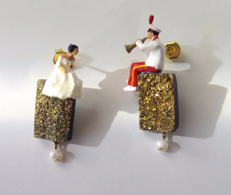 聖夜の窓辺に【レインボーパイライトと淡水パールのピアス】