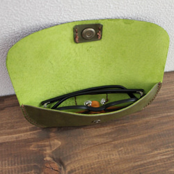 栃木レザー　手縫いのメガネケース（緑） 4枚目の画像