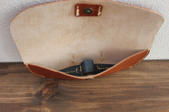 櫪木皮革手工縫製的眼鏡盒（茶） 第3張的照片