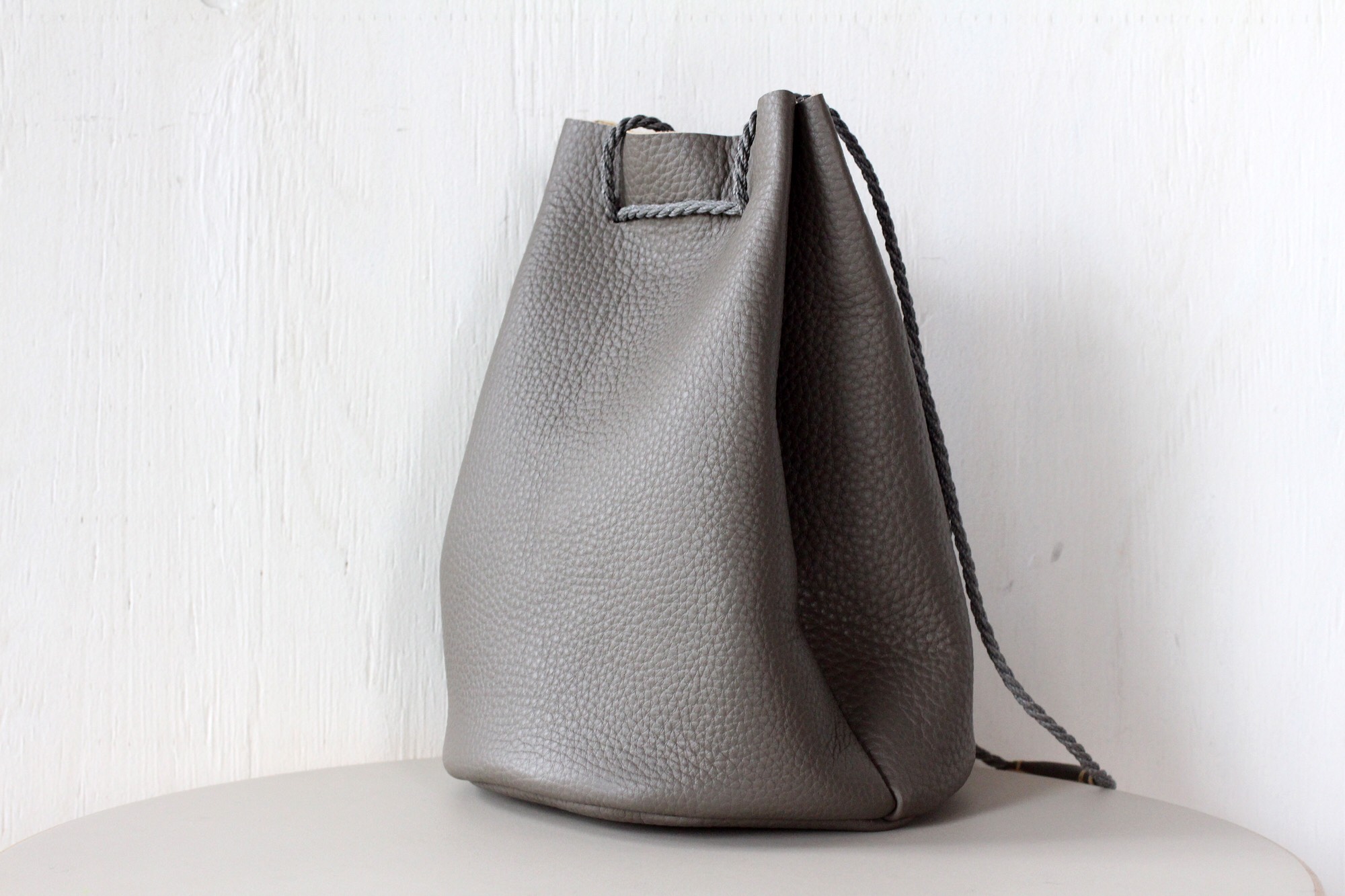 シュリンクレザー レザー巾着ハンドバッグ トープグレー