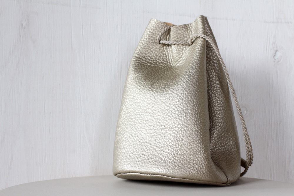 シュリンクレザー レザー巾着ハンドバッグ ゴールド